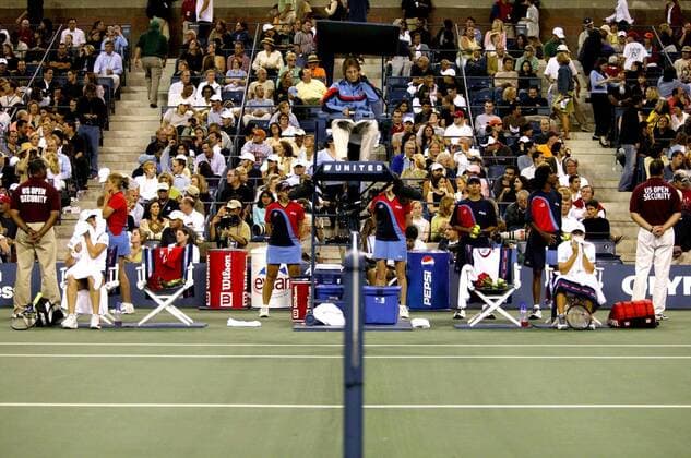 Tennis, US Open Damen Finale 2003, Justine Henin-Hardenne - Kim Clijsters BRU46 - 20030907 - NEW YORK, USA : Winner Justine Henin-Hardenne (R) and finalist Kim Clijsters of Belgium (L) wipe their faces during a break of the women s final at the 2003 US Open tennis championships, in Flushing Meadows, New York, Saturday 06 September 2003. Second seed Henin-Hardenne defeated world number one Clijsters 7-5, 6-1 to win her first US Open tennis title.  x1377336x