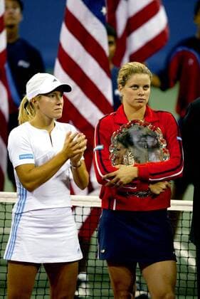 Tennis, US Open Damen Finale 2003, Justine Henin-Hardenne - Kim Clijsters BRU57 - 20030907 - NEW YORK, USA : Winner Justine Henin-Hardenne (L) applauses while finalist Kim Clijsters of Belgium (R) receives her trophy after the women s final at the 2003 US Open tennis championships, in Flushing Meadows, New York, Saturday 06 September 2003. Second seed Henin-Hardenne defeated world number one Clijsters 7-5, 6-1 to win her first US Open tennis title.  x1377348x