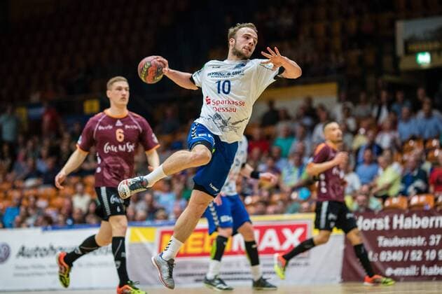 Vincent Sohmann 10 vom Dessau-Rosslauer HV 06 beim Wurf waehrend der Begegnung in der DKB Handball 2. Bundesliga zwischen Dessau-Rosslauer HV 06 und Eintracht Hildesheim in der Anhalt Arena am April 20, 2018 in Bauhausstadt Dessau, Sachsen Anhalt, Germany ( HB-2BL Dessau-Rosslauer HV 06 - Eintracht Hildesheim Bauhausstadt Dessau Copyright: xEIBNER HartmutxBoesenerx EP_HBR