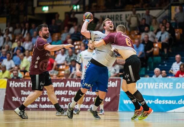 Florian Pfeiffer 14 vom Dessau-Rosslauer HV 06 im Duell mit Lukas Schieb 6 von Eintracht Hildesheim (r) und Niko Tzoufras 23 von Eintracht Hildesheim (l) waehrend der Begegnung in der DKB Handball 2. Bundesliga zwischen Dessau-Rosslauer HV 06 und Eintracht Hildesheim in der Anhalt Arena am April 20, 2018 in Bauhausstadt Dessau, Sachsen Anhalt, Germany ( HB-2BL Dessau-Rosslauer HV 06 - Eintracht Hildesheim Bauhausstadt Dessau Copyright: xEIBNER HartmutxBoesenerx EP_HBR