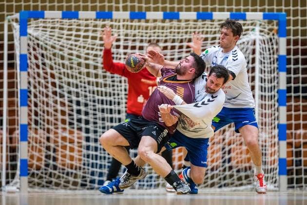 Niko Tzoufras 23 von Eintracht Hildesheim im Duell mit Radek Sliwka 11 vom Dessau-Rosslauer HV 06 und Daniel Schmidt 19 vom Dessau-Rosslauer HV 06 waehrend der Begegnung in der DKB Handball 2. Bundesliga zwischen Dessau-Rosslauer HV 06 und Eintracht Hildesheim in der Anhalt Arena am April 20, 2018 in Bauhausstadt Dessau, Sachsen Anhalt, Germany ( HB-2BL Dessau-Rosslauer HV 06 - Eintracht Hildesheim Bauhausstadt Dessau Copyright: xEIBNER HartmutxBoesenerx EP_HBR