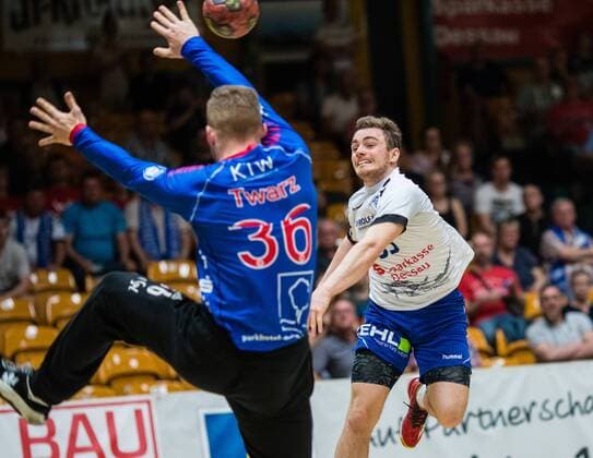 Jan Zahradnicek 33 vom Dessau-Rosslauer HV 06 beim Wurf auf das Tor von Paul Twarz 36 von Eintracht Hildesheim waehrend der Begegnung in der DKB Handball 2. Bundesliga zwischen Dessau-Rosslauer HV 06 und Eintracht Hildesheim in der Anhalt Arena am April 20, 2018 in Bauhausstadt Dessau, Sachsen Anhalt, Germany ( HB-2BL Dessau-Rosslauer HV 06 - Eintracht Hildesheim Bauhausstadt Dessau Copyright: xEIBNER HartmutxBoesenerx EP_HBR
