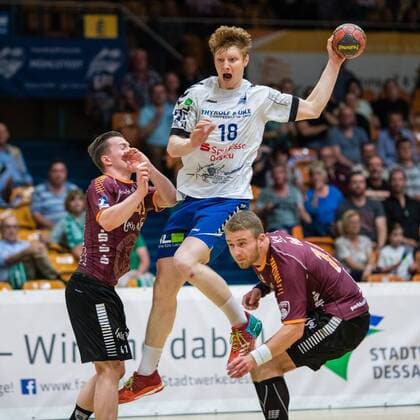 Johannes Wasielewskie 18 vom Dessau-Rosslauer HV 06 beim Wurf mit Julius Heil 10 von Eintracht Hildesheim (r) und Fin Backs 41 von Eintracht Hildesheim (l) waehrend der Begegnung in der DKB Handball 2. Bundesliga zwischen Dessau-Rosslauer HV 06 und Eintracht Hildesheim in der Anhalt Arena am April 20, 2018 in Bauhausstadt Dessau, Sachsen Anhalt, Germany ( HB-2BL Dessau-Rosslauer HV 06 - Eintracht Hildesheim Bauhausstadt Dessau Copyright: xEIBNER HartmutxBoesenerx EP_HBR