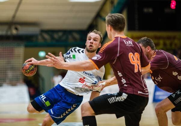 Vincent Sohmann 10 vom Dessau-Rosslauer HV 06 im Duell mit Leon Krka 99 von Eintracht Hildesheim waehrend der Begegnung in der DKB Handball 2. Bundesliga zwischen Dessau-Rosslauer HV 06 und Eintracht Hildesheim in der Anhalt Arena am April 20, 2018 in Bauhausstadt Dessau, Sachsen Anhalt, Germany ( HB-2BL Dessau-Rosslauer HV 06 - Eintracht Hildesheim Bauhausstadt Dessau Copyright: xEIBNER HartmutxBoesenerx EP_HBR
