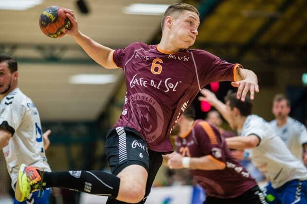 Bilder des Tages - SPORT Lukas Schieb 6 von Eintracht Hildesheim beim Wurf waehrend der Begegnung in der DKB Handball 2. Bundesliga zwischen Dessau-Rosslauer HV 06 und Eintracht Hildesheim in der Anhalt Arena am April 20, 2018 in Bauhausstadt Dessau, Sachsen Anhalt, Germany ( HB-2BL Dessau-Rosslauer HV 06 - Eintracht Hildesheim Bauhausstadt Dessau Copyright: xEIBNER HartmutxBoesenerx EP_HBR