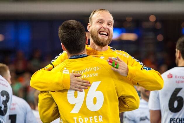 Bilder des Tages - SPORT Die beiden Torhüter motivieren sich vor Spielbeginn. Vorne Erik Töpfer (Nr.96, Aue) und Ersatzmann Robert Wetzel (Nr.16, Aue) HC Rhein Vikings vs. EHV Aue, Handball, 2. Bundesliga, 20.04.18 Düsseldorf NRW Deutschland Castello