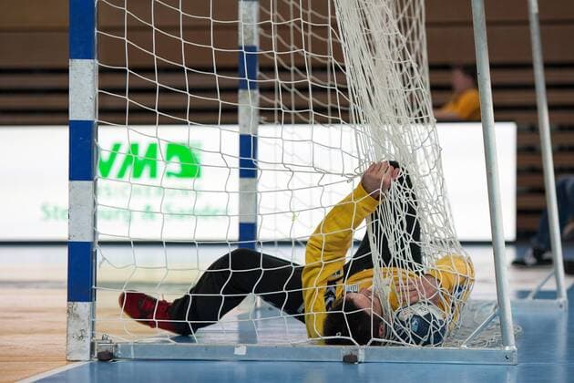 Bilder des Tages - SPORT Gefangen im Netz; Torhüter Erik Töpfer (Nr.96, Aue) HC Rhein Vikings vs. EHV Aue, Handball, 2. Bundesliga, 20.04.18 Düsseldorf NRW Deutschland Castello