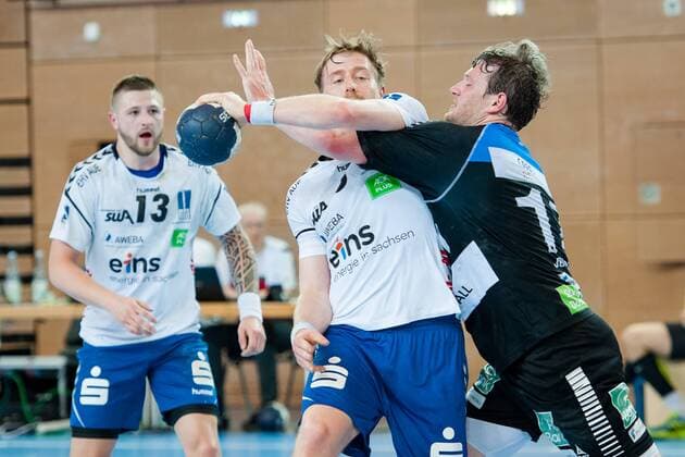Harter Körpereinsatz von Bennet Johnen (Nr.17, Vikings) gegen Eric Meinhardt (Nr.3, Aue). Im Hintergrund schaut sich Mindaugas Dumcius (Nr.13, Aue) die Szene an HC Rhein Vikings vs. EHV Aue, Handball, 2. Bundesliga, 20.04.18 Düsseldorf NRW Deutschland Castello