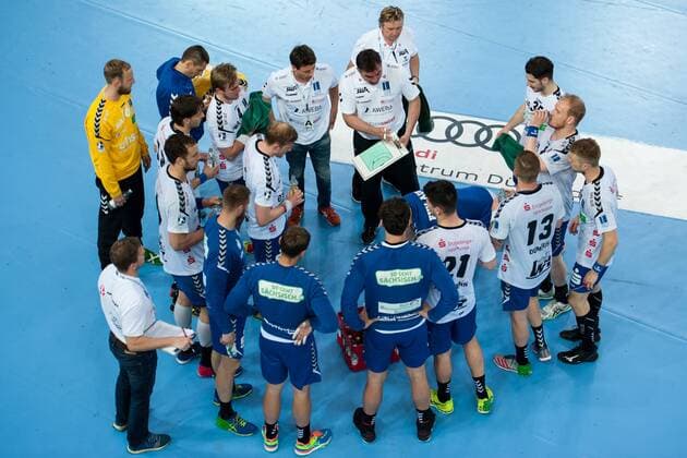 Teambesprechung bei Aue während einer Auszeit HC Rhein Vikings vs. EHV Aue, Handball, 2. Bundesliga, 20.04.18 Düsseldorf NRW Deutschland Castello