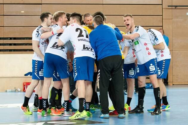 Jubel nach dem Sieg in Düsseldorf bei der Mannschaft des EHV Aue HC Rhein Vikings vs. EHV Aue, Handball, 2. Bundesliga, 20.04.18 Düsseldorf NRW Deutschland Castello