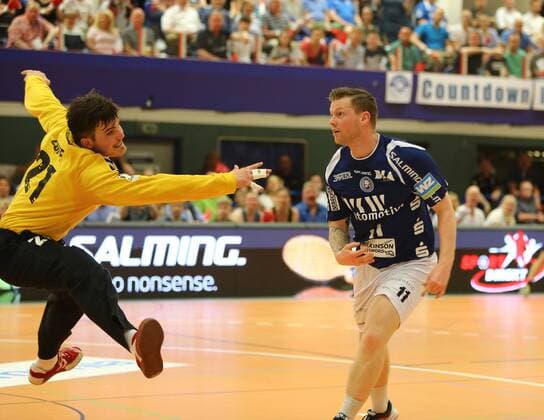 HBL 2. Handball Bundesliga, Saison 2017 2018, 31. Spieltag, Bergischer HC - Wilhelmshavener HV -- Arnor Gunnarsson ( Bergischer HC) überlistet TW Frederick Lüpke ( Wilhelmshaven )