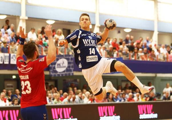 HBL 2. Handball Bundesliga, Saison 2017 2018, 31. Spieltag, Bergischer HC - Wilhelmshavener HV -- Maciej Majdzinski ( Bergischer HC ) in Aktion, links Janik Köhler ( Wilhelmshaven )