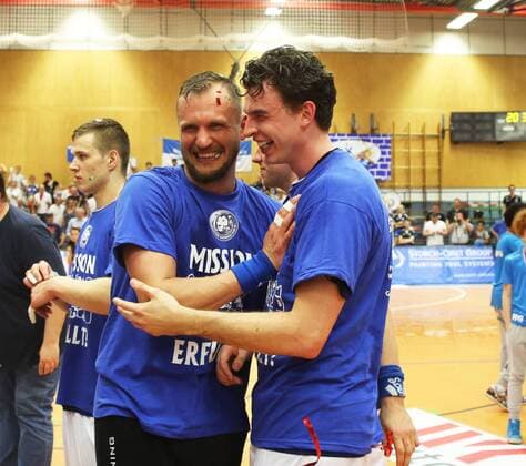 HBL 2. Handball Bundesliga, Saison 2017 2018, 31. Spieltag, Bergischer HC - Wilhelmshavener HV -- nach dem Spiel wurde gefeiert,Bastian Rutschmann ( links ) und Maximilian Bettin ( beide Bergischer HC )