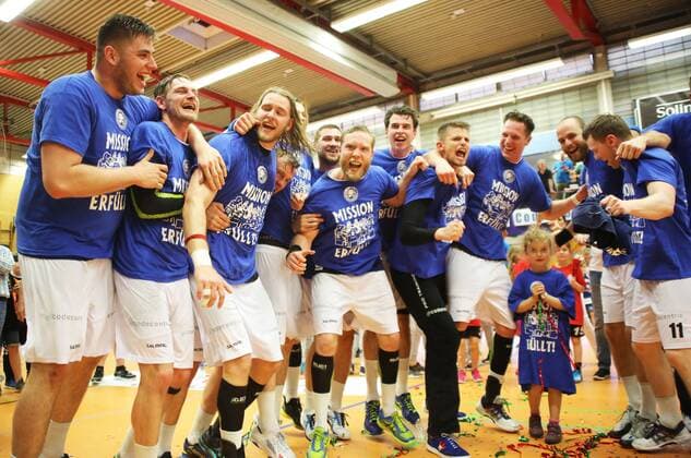 HBL 2. Handball Bundesliga, Saison 2017 2018, 31. Spieltag, Bergischer HC - Wilhelmshavener HV -- nach dem Spiel wurde gefeiert, die Mannschaft des Bergischer HC jubelt
