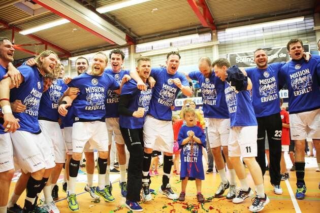 HBL 2. Handball Bundesliga, Saison 2017 2018, 31. Spieltag, Bergischer HC - Wilhelmshavener HV -- nach dem Spiel wurde gefeiert, die Mannschaft des Bergischer HC jubelt