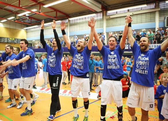 HBL 2. Handball Bundesliga, Saison 2017 2018, 31. Spieltag, Bergischer HC - Wilhelmshavener HV -- nach dem Spiel wurde gefeiert, die Mannschaft des Bergischer HC jubelt