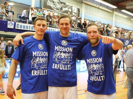 HBL 2. Handball Bundesliga, Saison 2017 2018, 31. Spieltag, Bergischer HC - Wilhelmshavener HV -- nach dem Spiel wurde gefeiert, vl; Max Darj, Linus Arnesson und Jan Artmann ( alle Bergischer HC )