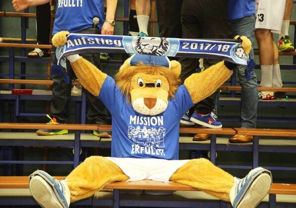 HBL 2. Handball Bundesliga, Saison 2017 2018, 31. Spieltag, Bergischer HC - Wilhelmshavener HV -- Maskottchen Bergi mit Aufstiegsschal