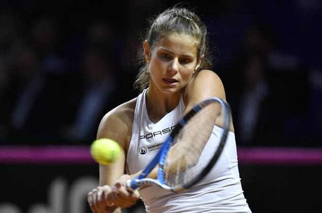 Julia Görges (GER) Aktion Tennis Damen Team Deutschland Germany Fed Cup Federations FedCup 2018 Halbfinale Deutschland GER vs Tschechien CZE Porsche-Arena Stuttgart 21.-22.04.2018 Fed Cup Halbfinale GER - CZE Porsche-Arena Stuttgart 2018
