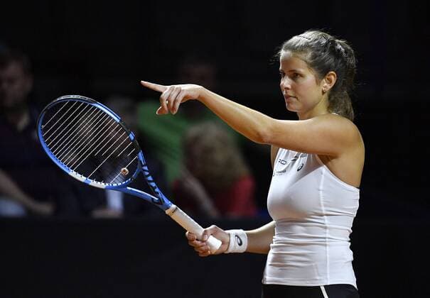 Julia Görges (GER) Gestik, Geste Tennis Damen Team Deutschland Germany Fed Cup Federations FedCup 2018 Halbfinale Deutschland GER vs Tschechien CZE Porsche-Arena Stuttgart 21.-22.04.2018 Fed Cup Halbfinale GER - CZE Porsche-Arena Stuttgart 2018