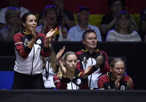 Deutsches Team feuert Julia Görges (GER) an v.li.: Tatjana Maria (GER) Angelique KERBER (GER) Anna-Lena Grönefeld (GER) Tennis Damen Team Deutschland Germany Fed Cup Federations FedCup 2018 Halbfinale Deutschland GER vs Tschechien CZE Porsche-Arena Stuttgart 21.-22.04.2018 Fed Cup Halbfinale GER - CZE Porsche-Arena Stuttgart 2018