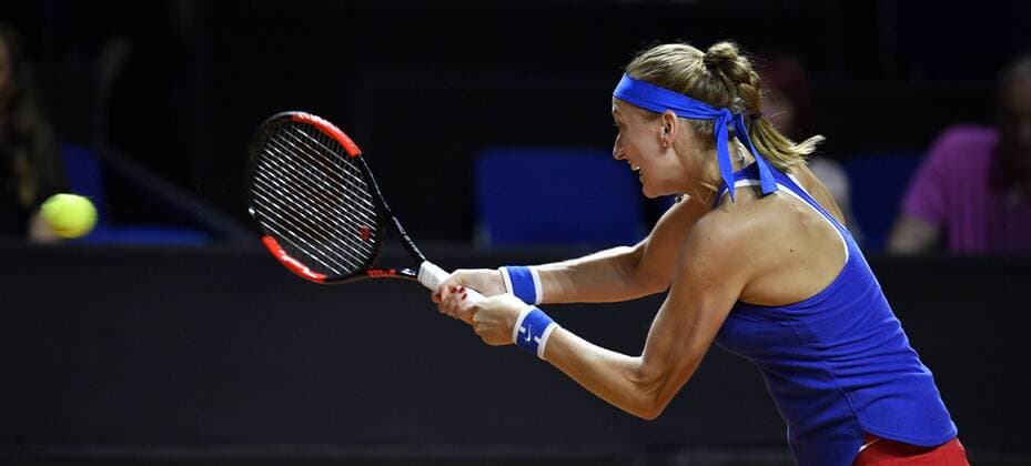 Petra Kvitova (CZE) Aktion Tennis Damen Team Deutschland Germany Fed Cup Federations FedCup 2018 Halbfinale Deutschland GER vs Tschechien CZE Porsche-Arena Stuttgart 21.-22.04.2018 Fed Cup Halbfinale GER - CZE Porsche-Arena Stuttgart 2018