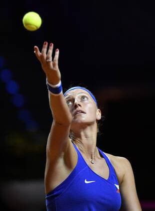 Petra Kvitova (CZE) Aktion Aufschlag Tennis Damen Team Deutschland Germany Fed Cup Federations FedCup 2018 Halbfinale Deutschland GER vs Tschechien CZE Porsche-Arena Stuttgart 21.-22.04.2018 Fed Cup Halbfinale GER - CZE Porsche-Arena Stuttgart 2018