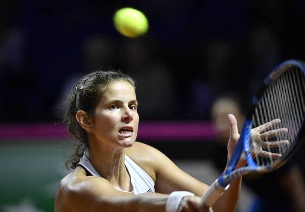 Julia Görges (GER) Aktion Tennis Damen Team Deutschland Germany Fed Cup Federations FedCup 2018 Halbfinale Deutschland GER vs Tschechien CZE Porsche-Arena Stuttgart 21.-22.04.2018 Fed Cup Halbfinale GER - CZE Porsche-Arena Stuttgart 2018