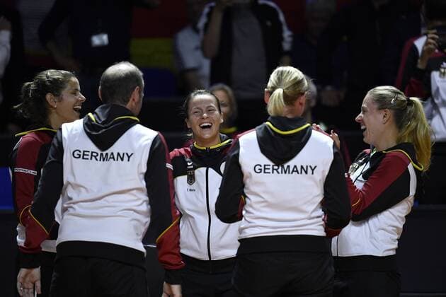 Deutsches Team feuert sich an Teambuilding v.li.: Julia Görges (GER) FED CUP Tennis Teamchef Kapitän Jens Gerlach (GER) Tatjana Maria (GER) Anna-Lena Grönefeld (GER) Angelique KERBER (GER) Tennis Damen Team Deutschland Germany Fed Cup Federations FedCup 2018 Halbfinale Deutschland GER vs Tschechien CZE Porsche-Arena Stuttgart 21.-22.04.2018 Fed Cup Halbfinale GER - CZE Porsche-Arena Stuttgart 2018