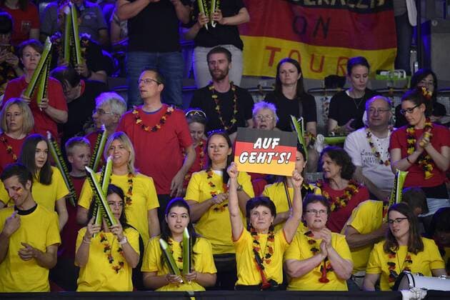 deutche Fans Zuschauer mit Flaggen schwarz-rot-gold Tennis Damen Team Deutschland Germany Fed Cup Federations FedCup 2018 Halbfinale Deutschland GER vs Tschechien CZE Porsche-Arena Stuttgart 21.-22.04.2018 Fed Cup Halbfinale GER - CZE Porsche-Arena Stuttgart 2018