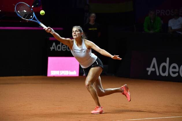 Julia GOERGES (GER), Aktion,Einzelaktion,Einzelbild, Freisteller,Ganzkoerperaufnahme,ganze Figur. Tennis Fed Cup Halbfinale Deutschland-Tschechien, P O R S C H E A R E N A, Stuttgart am 21.04.2018.