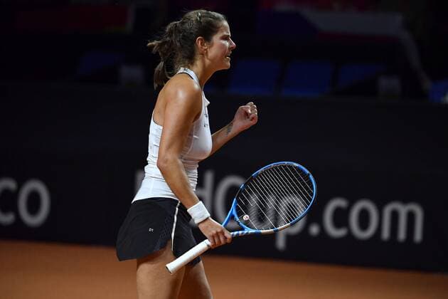 Julia GOERGES (GER), ballt die Faust,Gestik, Jubel,Freude,Begeisterung, Aktion,Einzelbild,angeschnittenes Einzelmotiv,Halbfigur,halbe Figur. Tennis Fed Cup Halbfinale Deutschland-Tschechien, P O R S C H E A R E N A, Stuttgart am 21.04.2018.