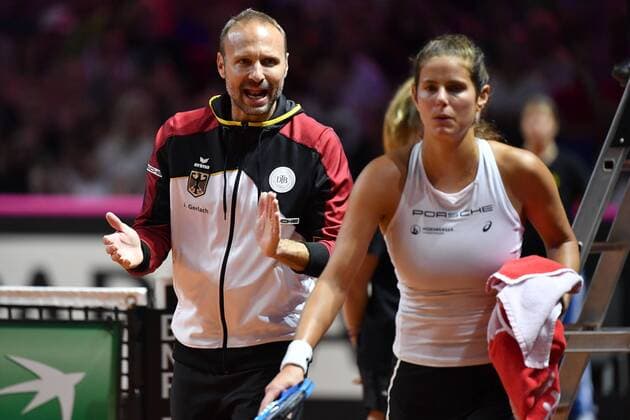 Jens GERLACH (Teamchef GER) feuert Julia GOERGES (GER) nach einer Spiekpause an,Gestik, Gestik,gibt Anweisungen. Tennis Fed Cup Halbfinale Deutschland-Tschechien, P O R S C H E A R E N A, Stuttgart am 21.04.2018.