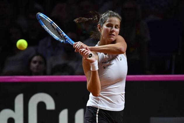 Julia GOERGES (GER), Aktion,Einzelbild,angeschnittenes Einzelmotiv,Halbfigur,halbe Figur. Tennis Fed Cup Halbfinale Deutschland-Tschechien, P O R S C H E A R E N A, Stuttgart am 21.04.2018.