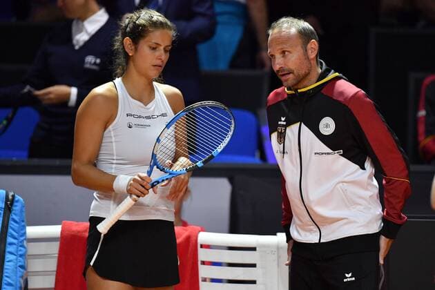 Jens GERLACH (Teamchef GER) mit Julia GOERGES (GER), waehrend einer Spielpause, Tennis Fed Cup Halbfinale Deutschland-Tschechien, P O R S C H E A R E N A, Stuttgart am 21.04.2018.