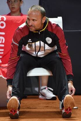 Jens GERLACH (Teamchef GER), beobachtet das Spiel von der Bank aus, Einzelbild,Freisteller, Ganzkoerperaufnahme,ganze Figur. Tennis Fed Cup Halbfinale Deutschland-Tschechien, P O R S C H E A R E N A, Stuttgart am 21.04.2018.