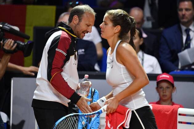 Jens GERLACH (Teamchef GER) mit Julia GOERGES (GER), waehrend einer Spielpause, Tennis Fed Cup Halbfinale Deutschland-Tschechien, P O R S C H E A R E N A, Stuttgart am 21.04.2018.