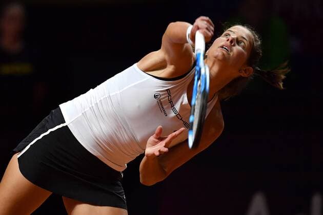 Julia GOERGES (GER), Aktion,Einzelbild,angeschnittenes Einzelmotiv,Halbfigur,halbe Figur Tennis Fed Cup Halbfinale Deutschland-Tschechien, P O R S C H E A R E N A, Stuttgart am 21.04.2018.