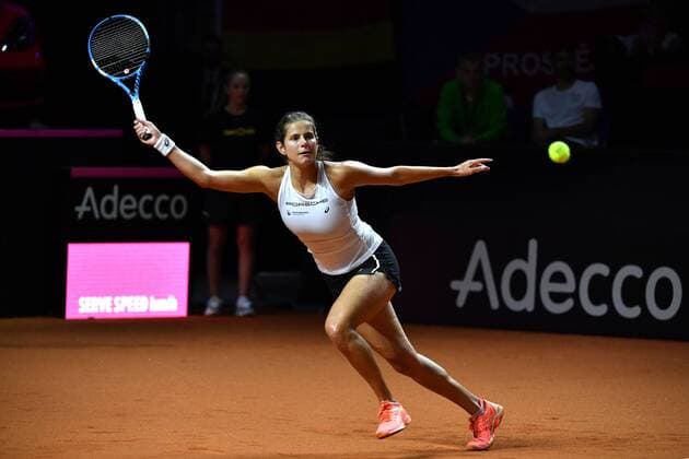Julia GOERGES (GER), Aktion,Einzelaktion,Einzelbild, Freisteller,Ganzkoerperaufnahme,ganze Figur. Tennis Fed Cup Halbfinale Deutschland-Tschechien, P O R S C H E A R E N A, Stuttgart am 21.04.2018.
