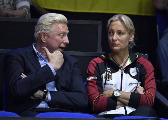 Boris Becker DTB (links) im Gespräch Diskussion mit Barbara Rittner DTB Gestik, Geste Tennis Damen Team Deutschland Germany Fed Cup Federations FedCup 2018 Halbfinale Deutschland GER vs Tschechien CZE Porsche-Arena Stuttgart 21.-22.04.2018 Fed Cup Halbfinale GER - CZE Porsche-Arena Stuttgart 2018