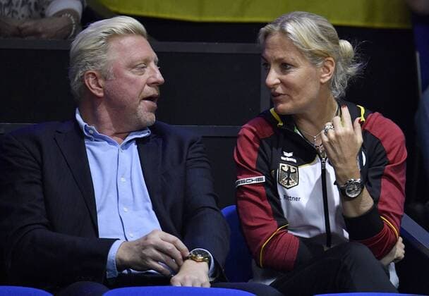 Boris Becker DTB (links) im Gespräch Diskussion mit Barbara Rittner DTB Gestik, Geste Tennis Damen Team Deutschland Germany Fed Cup Federations FedCup 2018 Halbfinale Deutschland GER vs Tschechien CZE Porsche-Arena Stuttgart 21.-22.04.2018 Fed Cup Halbfinale GER - CZE Porsche-Arena Stuttgart 2018