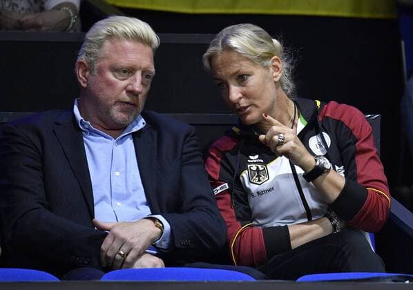 Boris Becker DTB (links) im Gespräch Diskussion mit Barbara Rittner DTB Gestik, Geste Tennis Damen Team Deutschland Germany Fed Cup Federations FedCup 2018 Halbfinale Deutschland GER vs Tschechien CZE Porsche-Arena Stuttgart 21.-22.04.2018 Fed Cup Halbfinale GER - CZE Porsche-Arena Stuttgart 2018