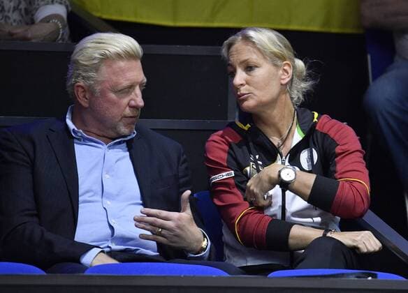 Boris Becker DTB (links) im Gespräch Diskussion mit Barbara Rittner DTB Gestik, Geste Tennis Damen Team Deutschland Germany Fed Cup Federations FedCup 2018 Halbfinale Deutschland GER vs Tschechien CZE Porsche-Arena Stuttgart 21.-22.04.2018 Fed Cup Halbfinale GER - CZE Porsche-Arena Stuttgart 2018