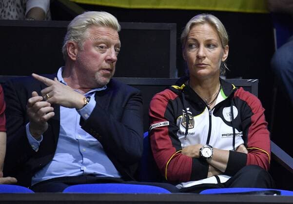 Boris Becker DTB (links) im Gespräch Diskussion mit Barbara Rittner DTB Gestik, Geste Tennis Damen Team Deutschland Germany Fed Cup Federations FedCup 2018 Halbfinale Deutschland GER vs Tschechien CZE Porsche-Arena Stuttgart 21.-22.04.2018 Fed Cup Halbfinale GER - CZE Porsche-Arena Stuttgart 2018