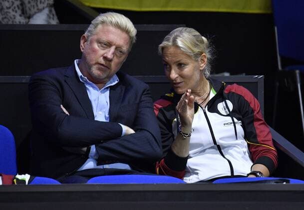 Boris Becker DTB (links) im Gespräch Diskussion mit Barbara Rittner DTB Gestik, Geste Tennis Damen Team Deutschland Germany Fed Cup Federations FedCup 2018 Halbfinale Deutschland GER vs Tschechien CZE Porsche-Arena Stuttgart 21.-22.04.2018 Fed Cup Halbfinale GER - CZE Porsche-Arena Stuttgart 2018
