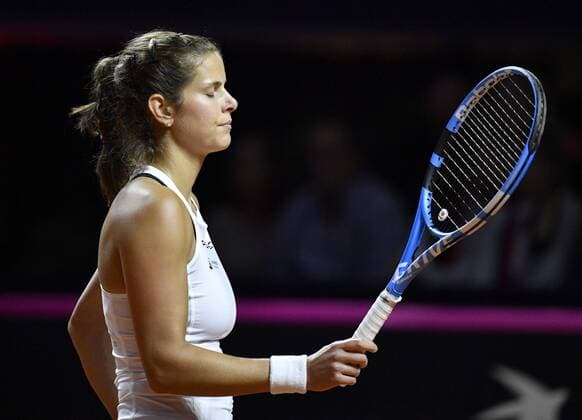 Julia Görges (GER) Gestik, Geste enttäuscht Tennis Damen Team Deutschland Germany Fed Cup Federations FedCup 2018 Halbfinale Deutschland GER vs Tschechien CZE Porsche-Arena Stuttgart 21.-22.04.2018 Fed Cup Halbfinale GER - CZE Porsche-Arena Stuttgart 2018
