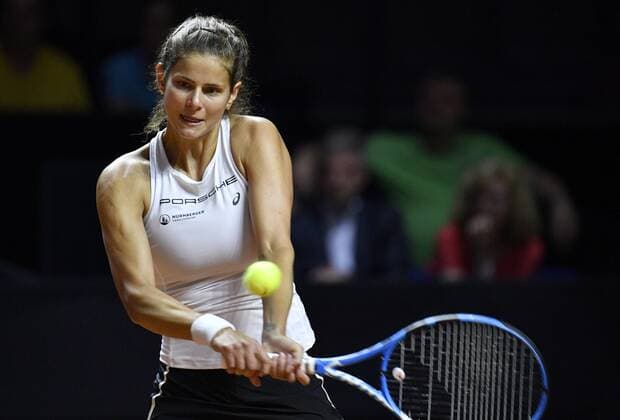 Julia Görges (GER) Aktion Tennis Damen Team Deutschland Germany Fed Cup Federations FedCup 2018 Halbfinale Deutschland GER vs Tschechien CZE Porsche-Arena Stuttgart 21.-22.04.2018 Fed Cup Halbfinale GER - CZE Porsche-Arena Stuttgart 2018