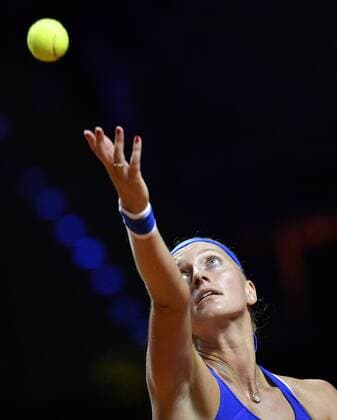 Petra Kvitova (CZE) Aktion Aufschlag Tennis Damen Team Deutschland Germany Fed Cup Federations FedCup 2018 Halbfinale Deutschland GER vs Tschechien CZE Porsche-Arena Stuttgart 21.-22.04.2018 Fed Cup Halbfinale GER - CZE Porsche-Arena Stuttgart 2018