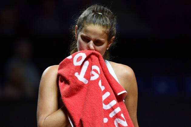 Themen der Woche - SPORT Bilder des Tages - SPORT Julia GOERGES (GER), Enttaeuschung,Frust,enttaeuscht, frustriert,niedergeschlagen,, Aktion,Einzelbild,angeschnittenes Einzelmotiv,Halbfigur,halbe Figur. Tennis Fed Cup Halbfinale Deutschland-Tschechien, P O R S C H E A R E N A, Stuttgart am 21.04.2018.