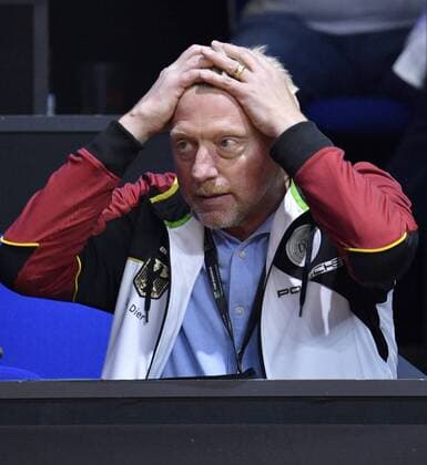 Boris Becker DTB Head of Men s Tennis rauft oder richtet sich die Haare Tennis Damen Team Deutschland Germany Fed Cup Federations FedCup 2018 Halbfinale Deutschland GER vs Tschechien CZE Porsche-Arena Stuttgart 21.-22.04.2018 Fed Cup Halbfinale GER - CZE Porsche-Arena Stuttgart 2018